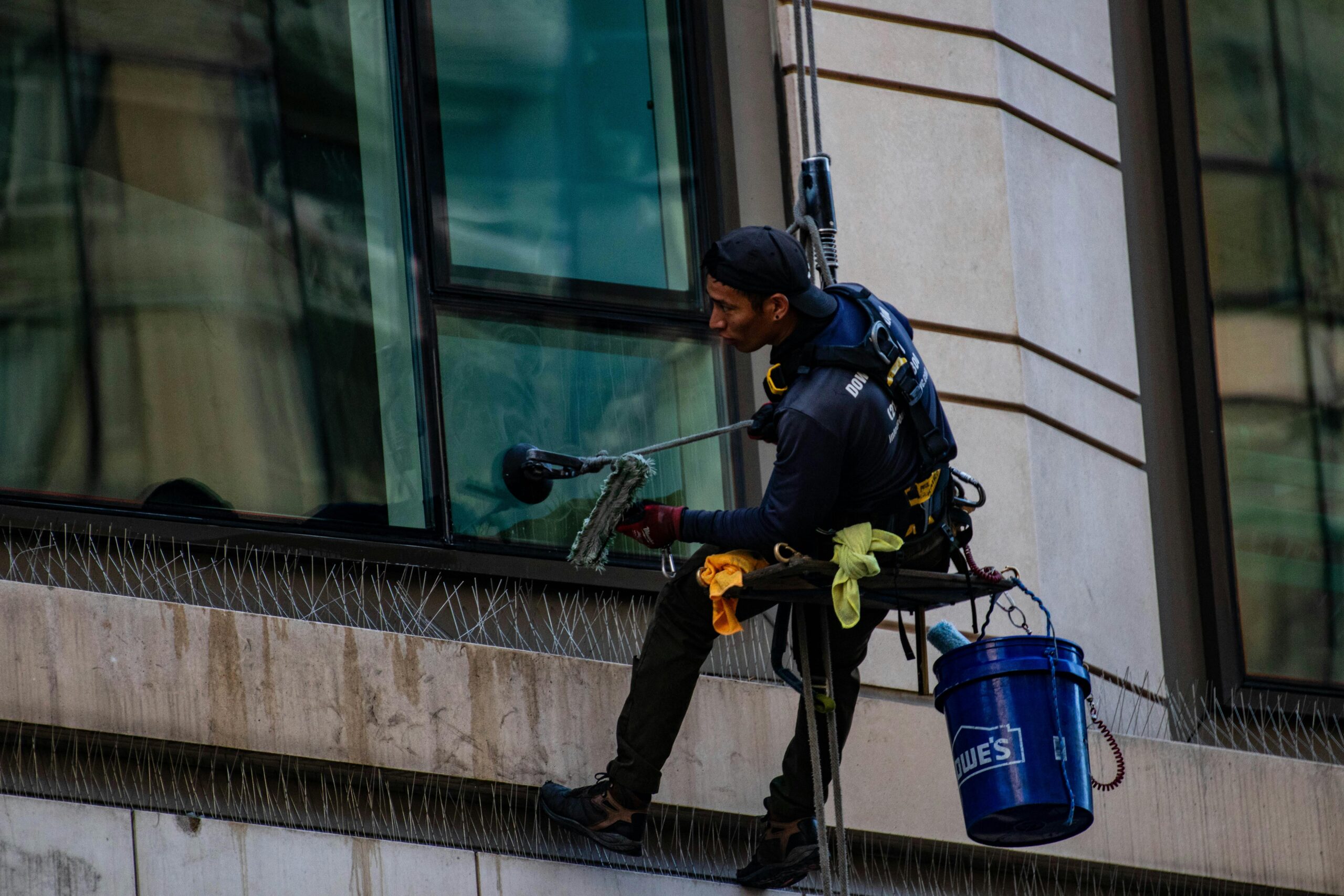 Jak wybrać firmę do mycia elewacji i kostki brukowej?